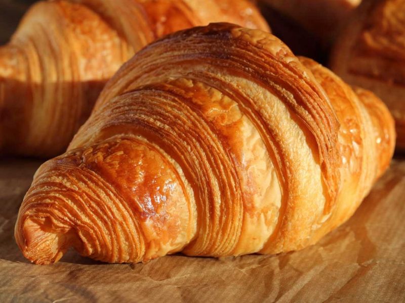 Các loại bánh croissant: Croissant truyền thống – Hương vị nguyên bản của ẩm thực Pháp